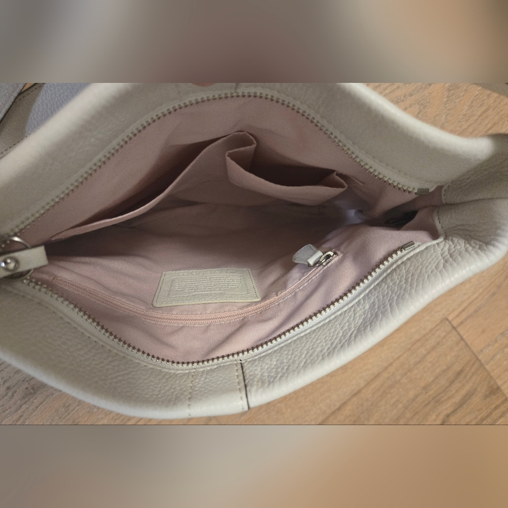 Vintage Coach White Bag with Chain Detail - Picture 3 of 8